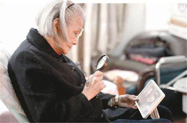 相愛2年，苦等77年！丈夫從軍「保證會回來」從此音訊全無　93歲嬤尋愛人「見到靈位聲淚俱下」盼來世團圓