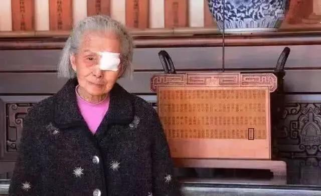 相愛2年，苦等77年！丈夫從軍「保證會回來」從此音訊全無　93歲嬤尋愛人「見到靈位聲淚俱下」盼來世團圓