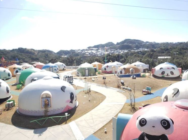 軟綿綿的屋頂!Q萌「圓頂棉花糖小屋村」像走進童話 夜晚「圓建築亮起閃耀燈光」一眼望去超浪漫❤️