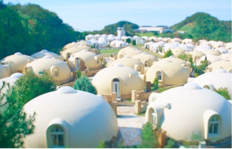 軟綿綿的屋頂!Q萌「圓頂棉花糖小屋村」像走進童話 夜晚「圓建築亮起閃耀燈光」一眼望去超浪漫❤️