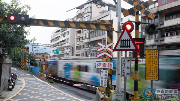 一張照片值45000！平交道等火車過「3機車騎士被拍下」　收到罰單「一人15000」網驚：常跟著停！