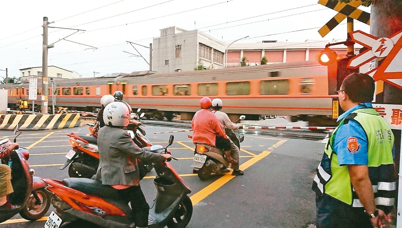一張照片值45000！平交道等火車過「3機車騎士被拍下」　收到罰單「一人15000」網驚：常跟著停！