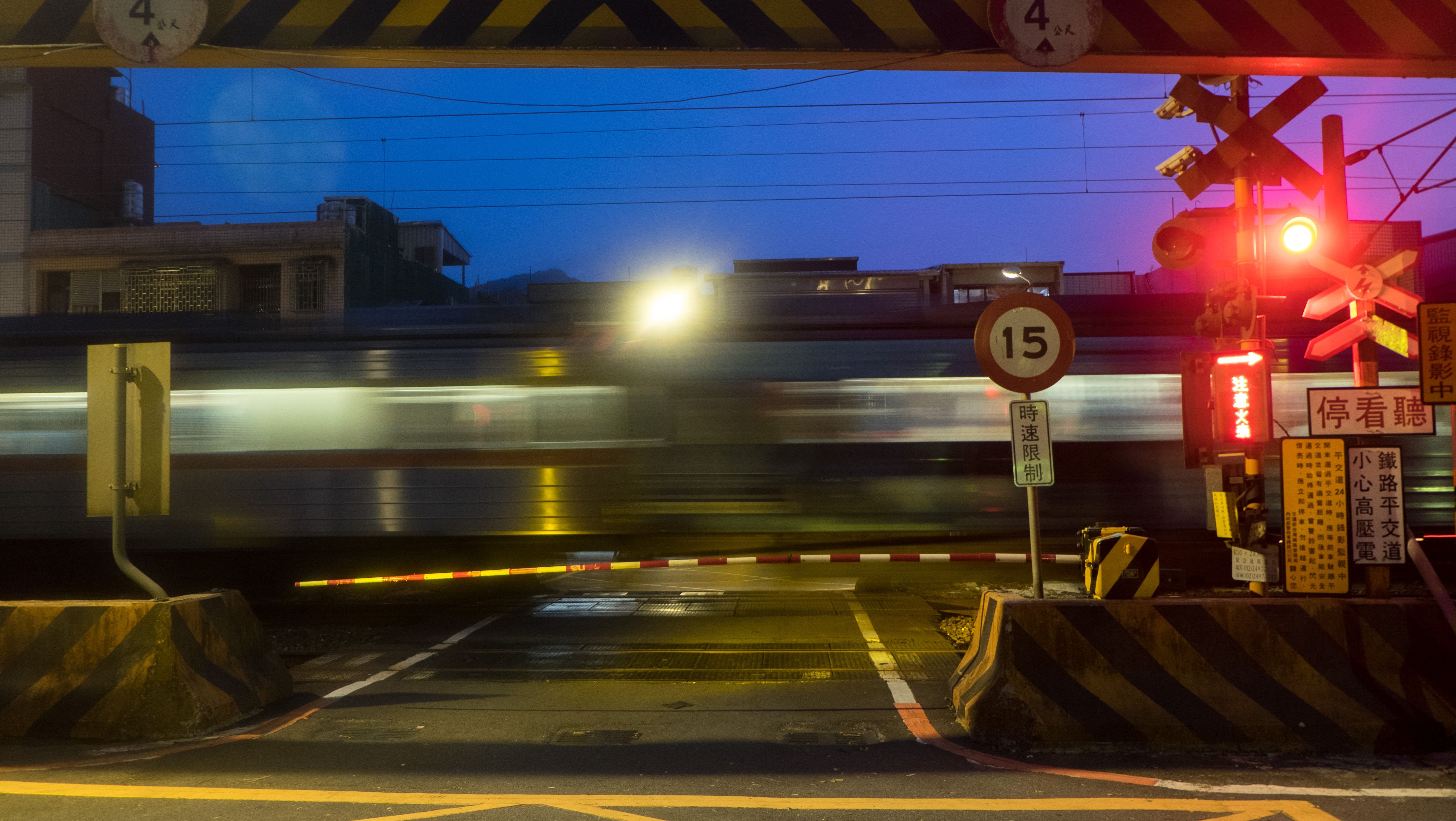 一張照片值45000！平交道等火車過「3機車騎士被拍下」　收到罰單「一人15000」網驚：常跟著停！