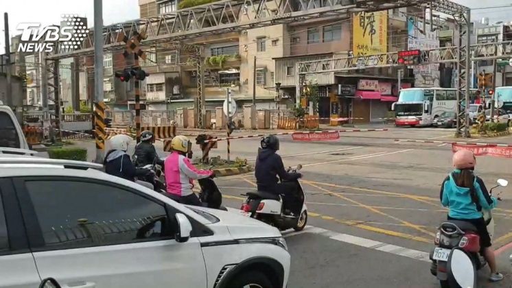 一張照片值45000！平交道等火車過「3機車騎士被拍下」　收到罰單「一人15000」網驚：常跟著停！