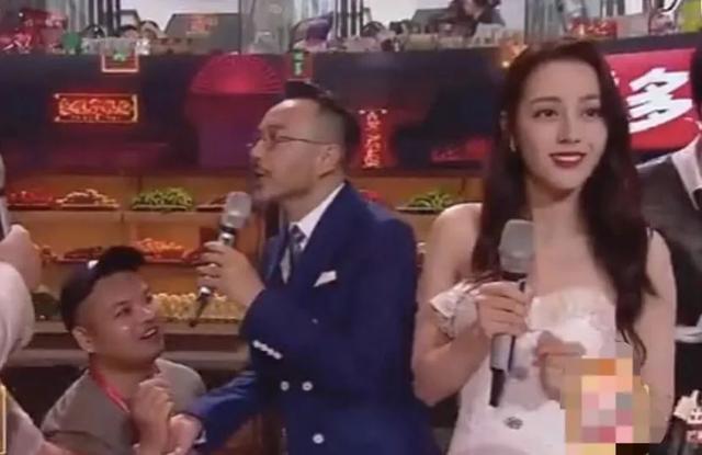 嚇得花容失色！迪麗熱巴直播遭陌生男子「現場下跪求婚」　 粉絲「搜出過往鐵證」引擔憂：不是第一次了