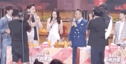 嚇得花容失色！迪麗熱巴直播遭陌生男子「現場下跪求婚」　 粉絲「搜出過往鐵證」引擔憂：不是第一次了