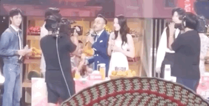 嚇得花容失色！迪麗熱巴直播遭陌生男子「現場下跪求婚」　 粉絲「搜出過往鐵證」引擔憂：不是第一次了
