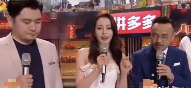 嚇得花容失色！迪麗熱巴直播遭陌生男子「現場下跪求婚」　 粉絲「搜出過往鐵證」引擔憂：不是第一次了