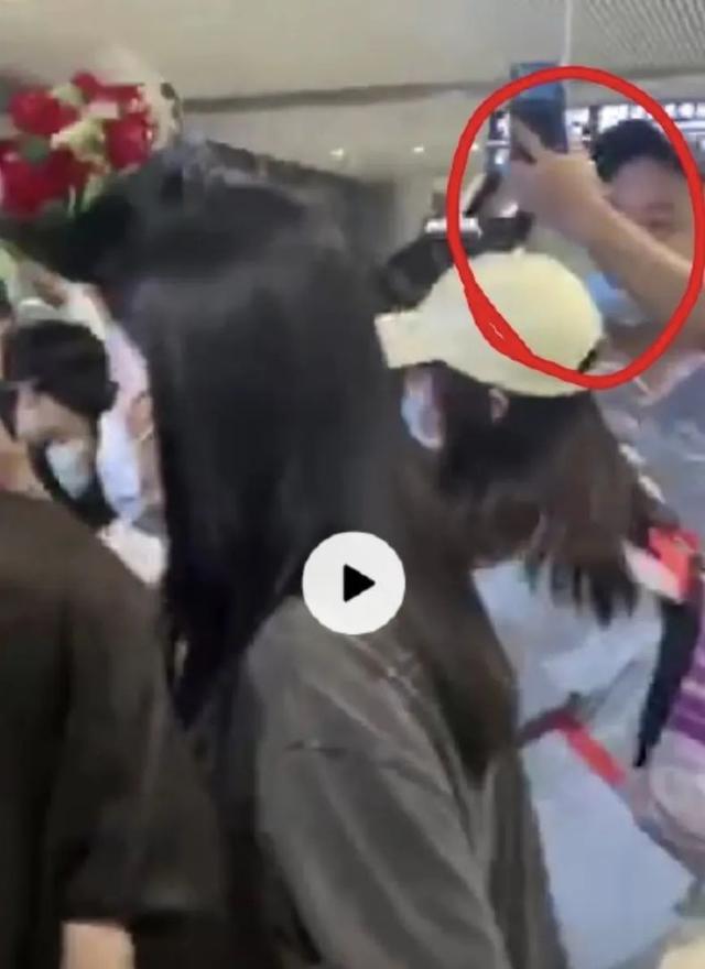 嚇得花容失色！迪麗熱巴直播遭陌生男子「現場下跪求婚」　 粉絲「搜出過往鐵證」引擔憂：不是第一次了