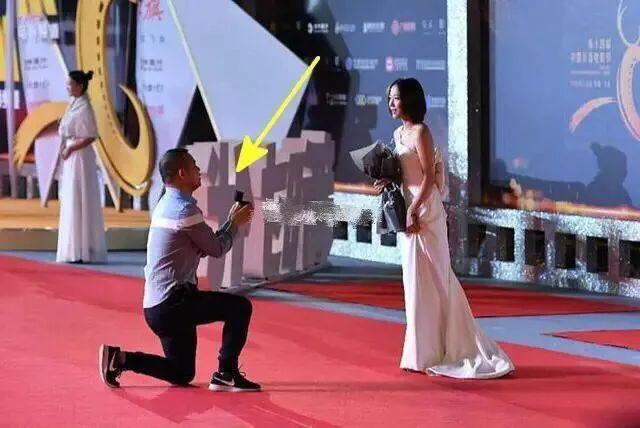 嚇得花容失色！迪麗熱巴直播遭陌生男子「現場下跪求婚」　 粉絲「搜出過往鐵證」引擔憂：不是第一次了