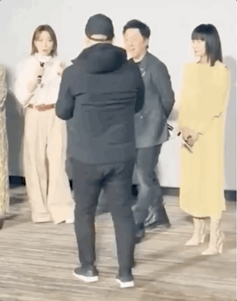 嚇得花容失色！迪麗熱巴直播遭陌生男子「現場下跪求婚」　 粉絲「搜出過往鐵證」引擔憂：不是第一次了