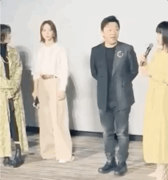 嚇得花容失色！迪麗熱巴直播遭陌生男子「現場下跪求婚」　 粉絲「搜出過往鐵證」引擔憂：不是第一次了