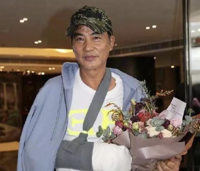 嚇得花容失色！迪麗熱巴直播遭陌生男子「現場下跪求婚」　 粉絲「搜出過往鐵證」引擔憂：不是第一次了