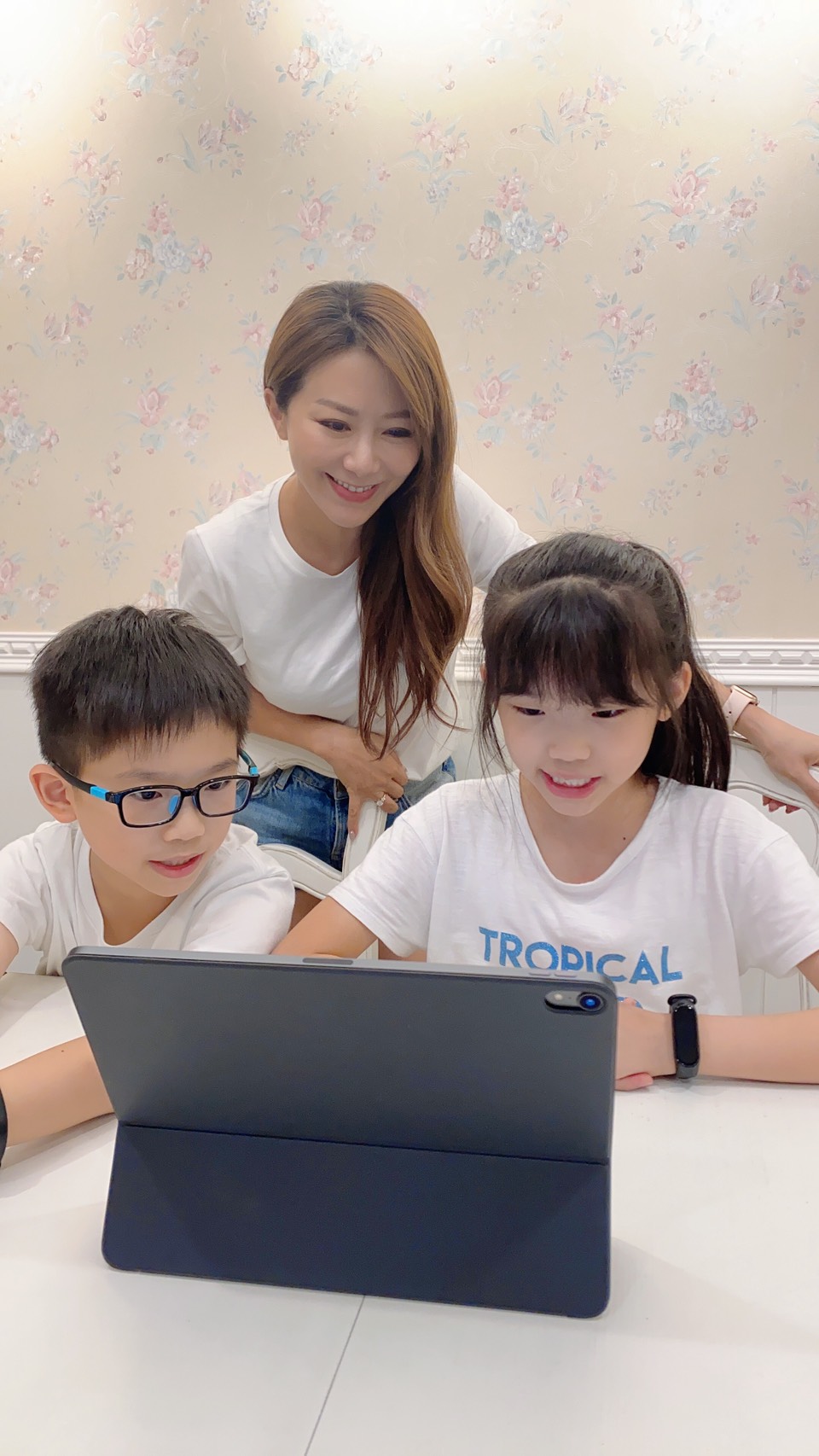 不忍看孩子失望！佩甄小四兒「等暑假等半年」還得上輔導課　當場崩潰「她在一旁心疼落淚」做出超開明決定