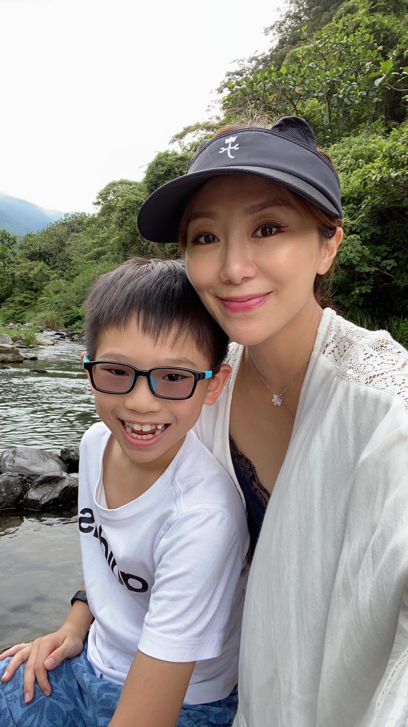 不忍看孩子失望！佩甄小四兒「等暑假等半年」還得上輔導課　當場崩潰「她在一旁心疼落淚」做出超開明決定