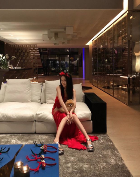 永遠活得像少女！美魔女「為自己71歲慶生」辣秀馬甲線　年近半百才創業「靠自己賺200億身家」