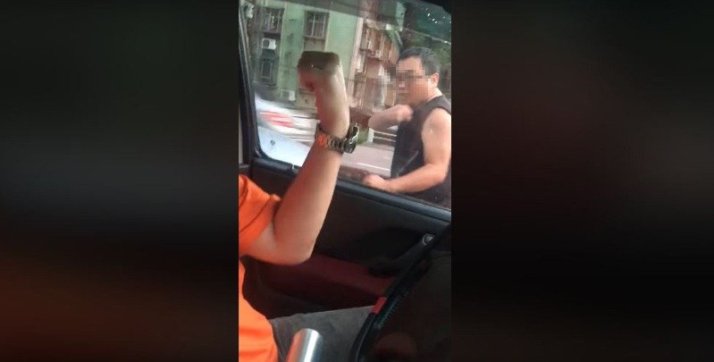 在馬路上單挑！他森7下車「使出詠春拳」網笑：新店葉問　之後喊冤「是對方有錯在先」陷羅生門　