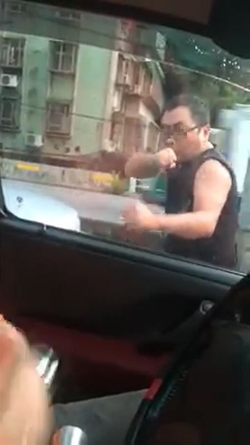 在馬路上單挑！他森7下車「使出詠春拳」網笑：新店葉問　之後喊冤「是對方有錯在先」陷羅生門　