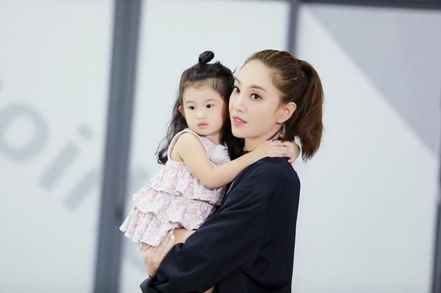母女三代共用一張臉！鄭希怡女兒完美繼承媽媽美貌　看見外婆年輕照「完全複製粘貼」難認出：基因太強大