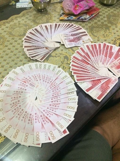 忘記兌換！他翻出一大疊「11年前的消費券」嘆全都不能用　網友算完笑了：「根本是隱形的富豪」
