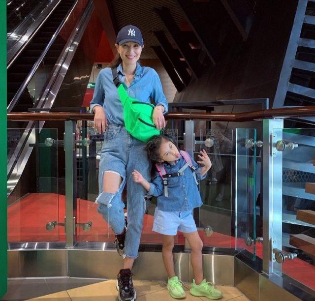 母女三代共用一張臉！鄭希怡女兒完美繼承媽媽美貌　看見外婆年輕照「完全複製粘貼」難認出：基因太強大
