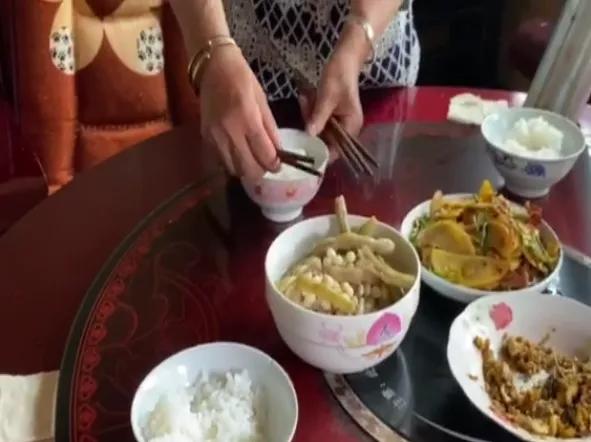 等你回來！全家飯桌「天天多擺一碗飯」往碗裡夾菜　一場意外「最愛兒子缺席32年」無法團圓