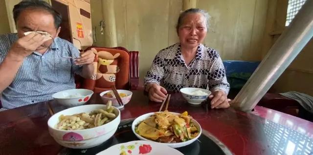 等你回來！全家飯桌「天天多擺一碗飯」往碗裡夾菜　一場意外「最愛兒子缺席32年」無法團圓