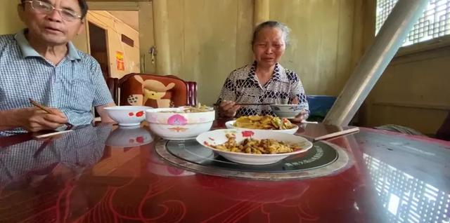 等你回來！全家飯桌「天天多擺一碗飯」往碗裡夾菜　一場意外「最愛兒子缺席32年」無法團圓