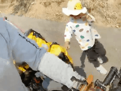 特殊生日禮！單親爸帶4歲女兒「走遍西藏4139公里」歷時71天　一路受陌生人協助「實現女兒心願」：爸爸天天陪妳