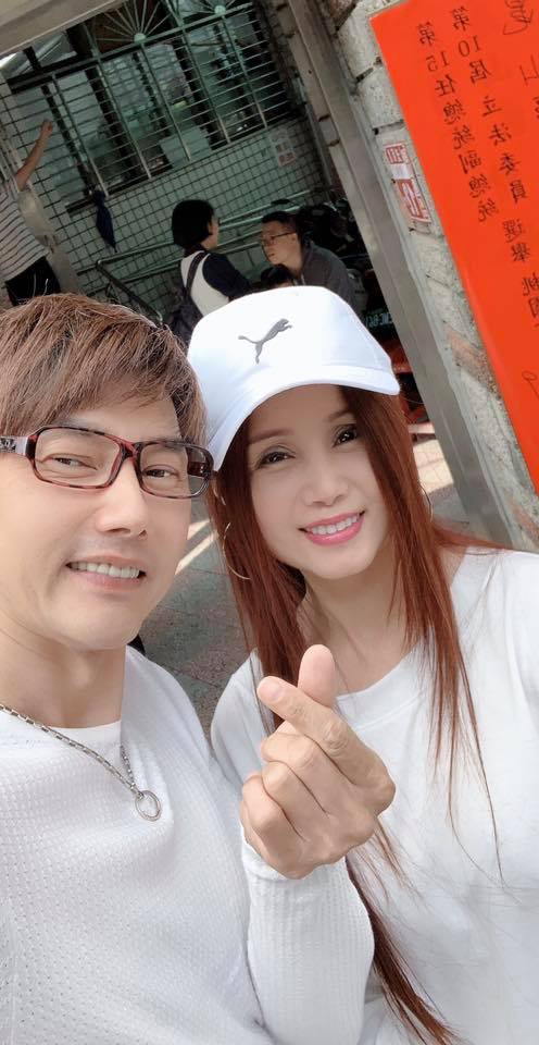 包偉銘喜迎56歲生日！老婆「送6位數紅包」甜蜜環島6天5夜　大啖美食「泳褲緊到卡關」笑稱台灣太美好