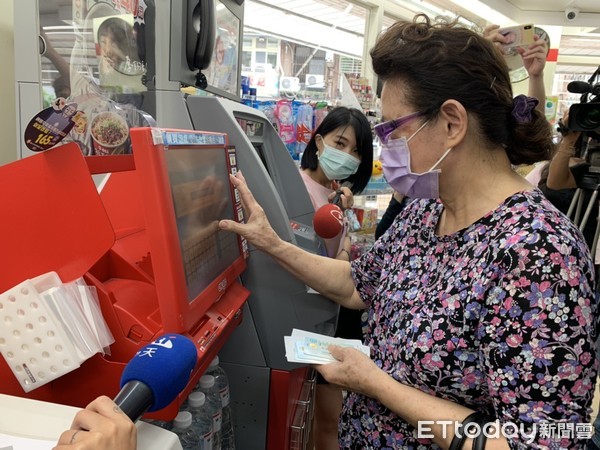 三倍券領了嗎？近7成民眾「突然改領紙本券」不想變現金　網友曝改變心意關鍵「信用卡虧很大」