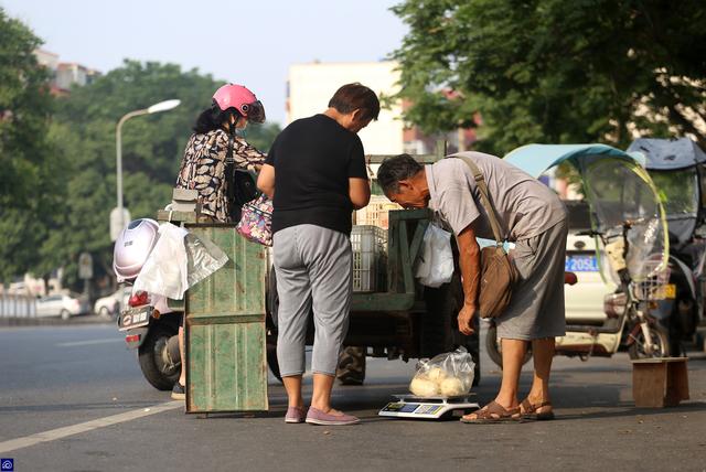 64歲暖爸為女拚未來！夫妻街頭賣瓜露宿 夫為妻搧扇一小時：她跟我受苦了