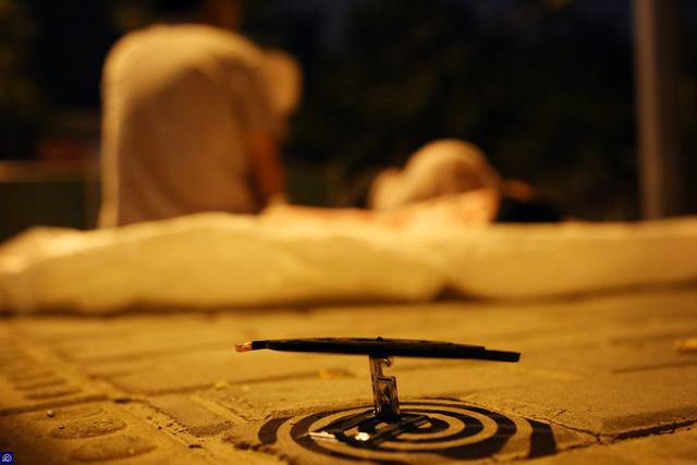為供女兒上大學！夫妻「進城賣瓜」夜宿街頭　天氣悶熱「丈夫扇一個多小時扇子」哄妻入睡  ：跟著我她太受罪