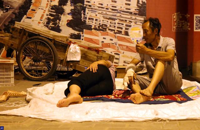為供女兒上大學！夫妻「進城賣瓜」夜宿街頭　天氣悶熱「丈夫扇一個多小時扇子」哄妻入睡  ：跟著我她太受罪