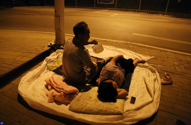 為供女兒上大學！夫妻「進城賣瓜」夜宿街頭　天氣悶熱「丈夫扇一個多小時扇子」哄妻入睡  ：跟著我她太受罪