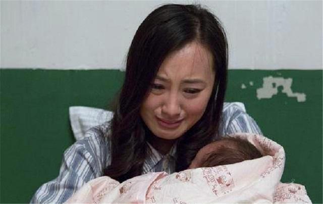 嫌孩子夜裡太吵！「老公主動睡沙發」不放心半夜去送被子　無意間摸到他的手「我決定放生」：勉強的愛要不來