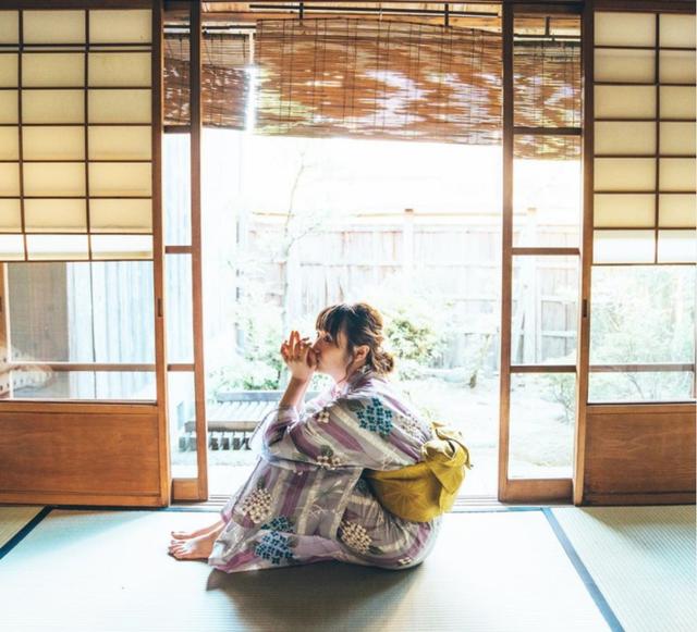 愛情的模樣！攜手50年「奶奶示愛爺爺害羞」寶貝孫女掌鏡　老少兩對愛侶「互相拍對方」時光並不漫長
