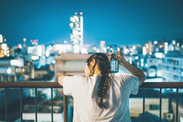 愛情的模樣！攜手50年「奶奶示愛爺爺害羞」寶貝孫女掌鏡　老少兩對愛侶「互相拍對方」時光並不漫長