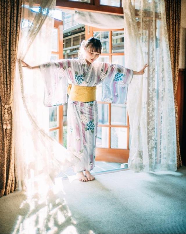 愛情的模樣！攜手50年「奶奶示愛爺爺害羞」寶貝孫女掌鏡　老少兩對愛侶「互相拍對方」時光並不漫長
