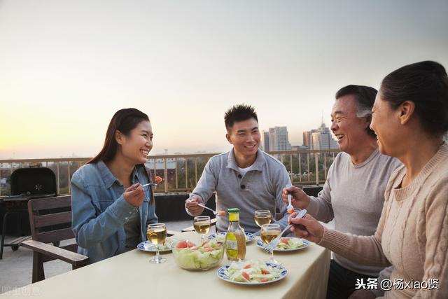 初次去女友家！準岳母吃飯時「為我夾了3次菜」　才驚覺「這女孩不能娶」：是我高攀了...