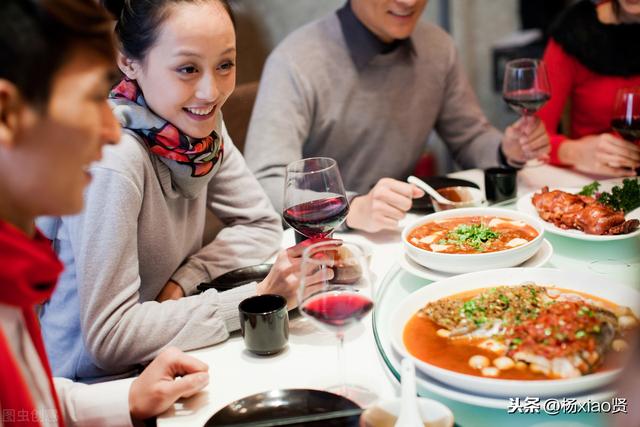 初次去女友家！準岳母吃飯時「為我夾了3次菜」　才驚覺「這女孩不能娶」：是我高攀了...