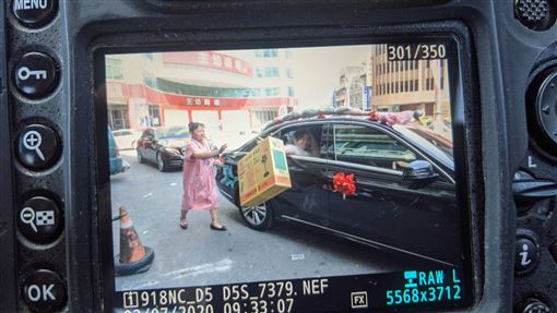 丟扇子改掉脾氣！新娘迎娶「扔巨大芭蕉扇」還不是最扯　網友笑翻出賣「我家老婆更狂」：婆婆臉都綠了