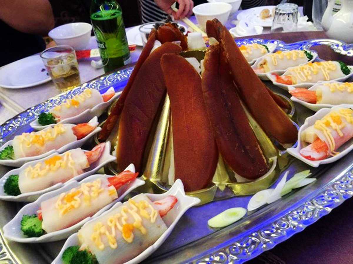 北部辦桌1萬3！滷豬腳「隨便用鐵鍋裝」還不提供飲料　賓客見「黃褐色菜餚端上桌」傻眼：是在開玩笑嗎