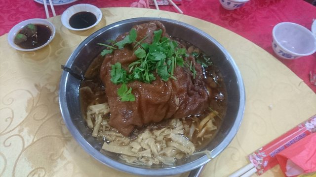 北部辦桌1萬3！滷豬腳「隨便用鐵鍋裝」還不提供飲料　賓客見「黃褐色菜餚端上桌」傻眼：是在開玩笑嗎