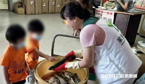 因為苦過才知道！海釣場老闆「捐整箱肥美魚貨」為弱勢童加菜　「背後藏洋蔥」感慨：也是艱苦小孩長大