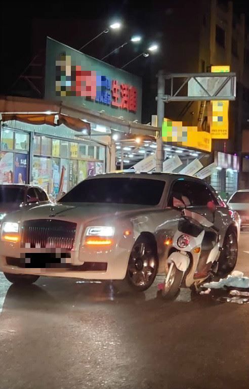 3千萬勞斯萊斯「挨撞霸氣喊免賠」車主身分曝光！超暖舉「全程陪騎士就醫」連醫藥費都買單：人平安最重要