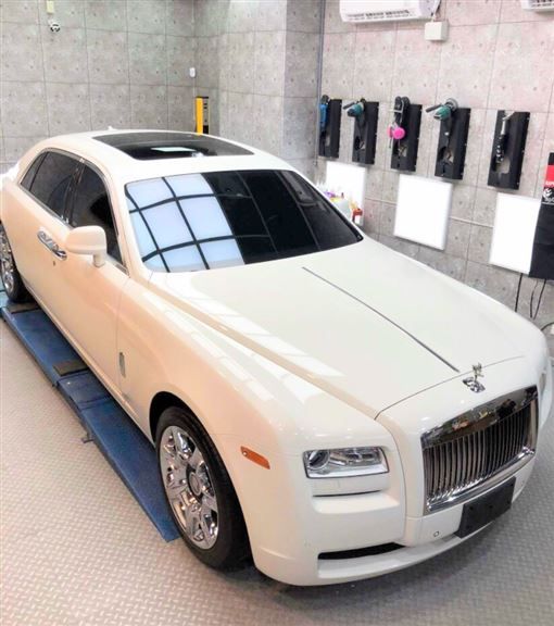 3千萬勞斯萊斯「挨撞霸氣喊免賠」車主身分曝光！超暖舉「全程陪騎士就醫」連醫藥費都買單：人平安最重要