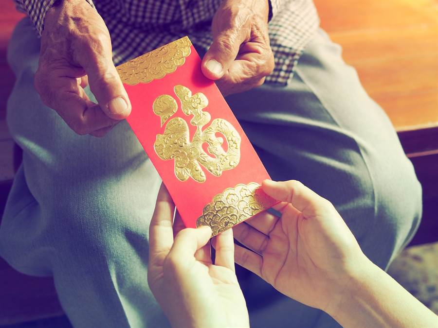 薪水都替媽治病！孝子突遇「白鬍鬚阿公送紅包」　回絕隔天「戶頭多了25萬」愣住：是土地公！