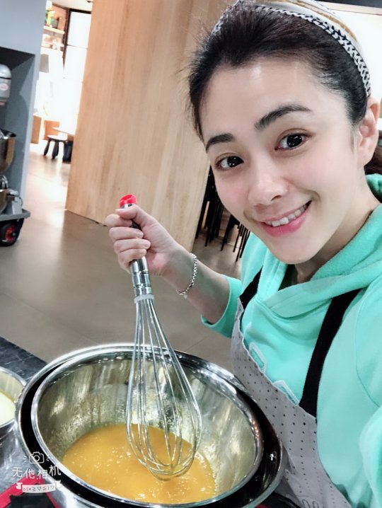 單親養3兒女！柯以柔「工作兼育兒不容易」受封鋼鐵媽咪　對父母無私「孝順是日常」只盼二老健康