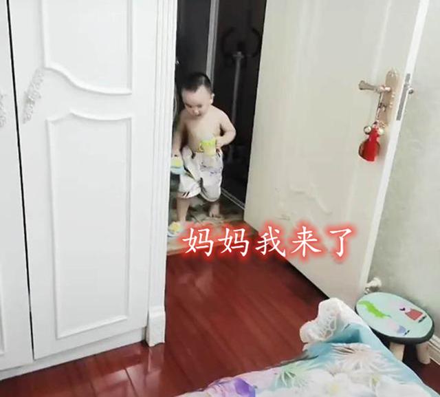別怕有我在！寶媽「睡覺遇蟑螂」嚇到花容失色 　3歲萌寶急趕來救駕「手中武器」笑翻網友：上戰場也不能餓著